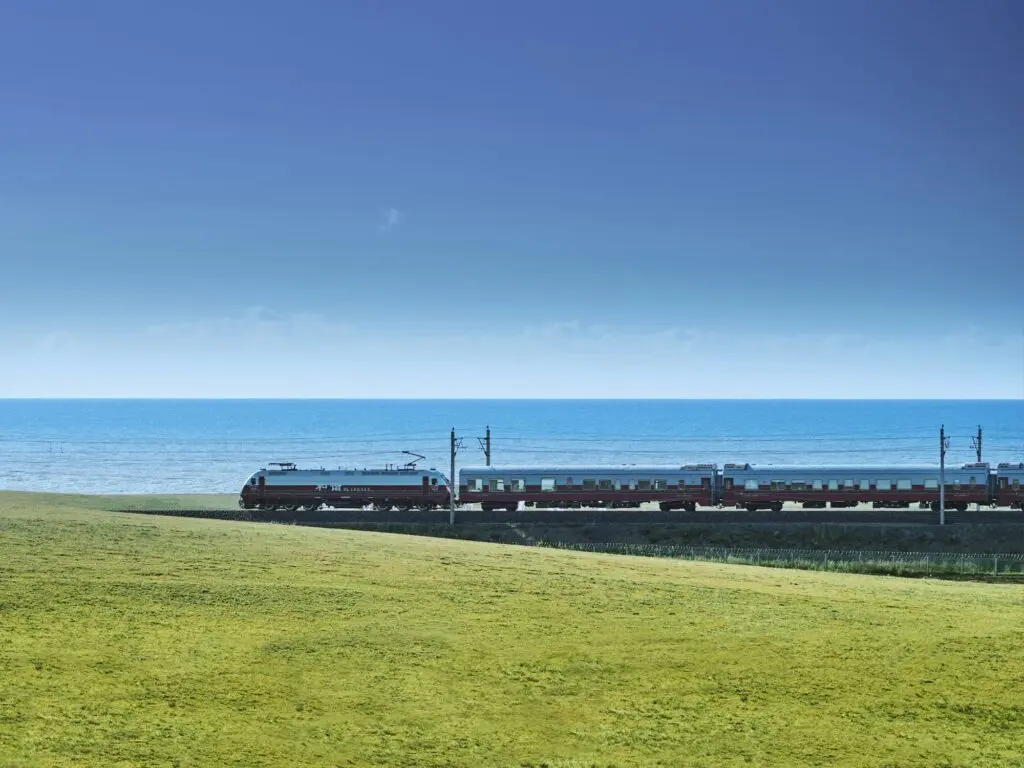 Golden Eagle Silk Road Express: the train beside Qinghai Lake