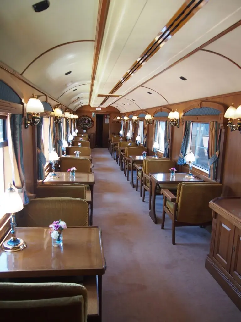 Saloon car with tables on the Costa Verde Express