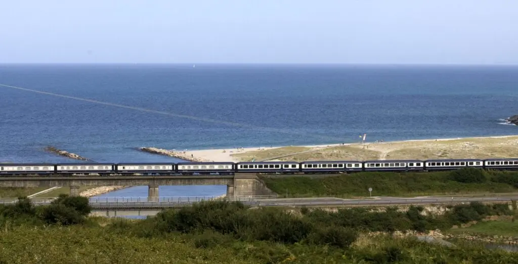 El Transcantábrico along the Galician coast at Fazouro