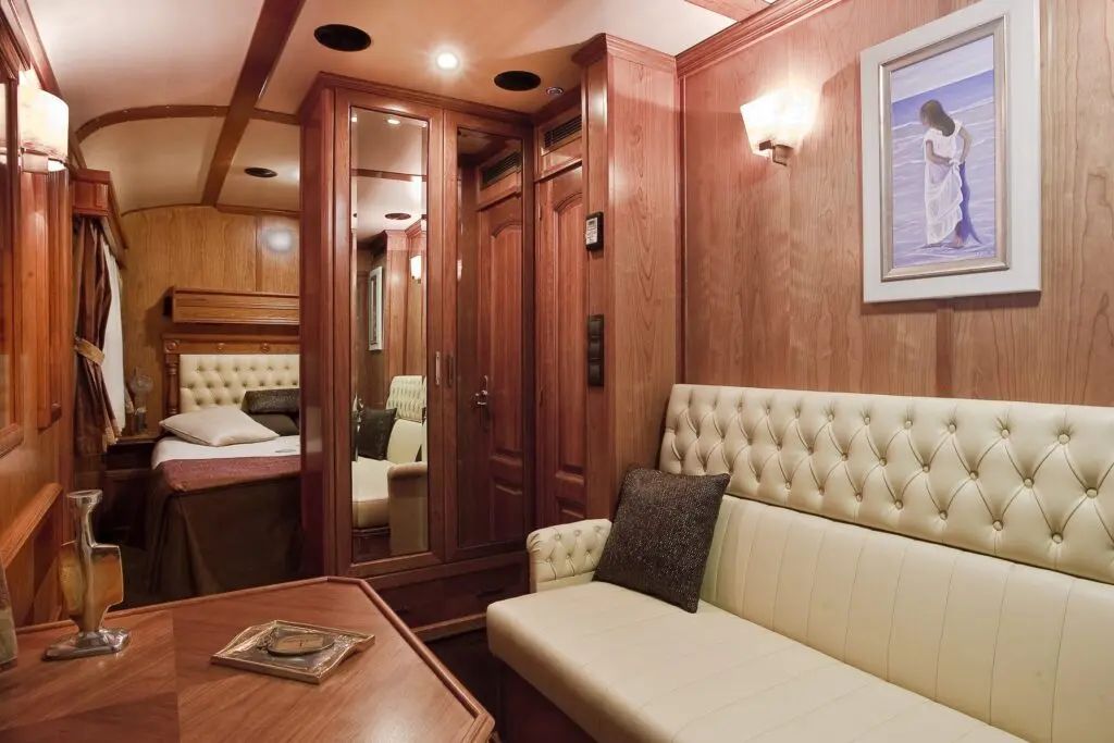 Gran Lujo suite with sitting area on El Transcantábrico