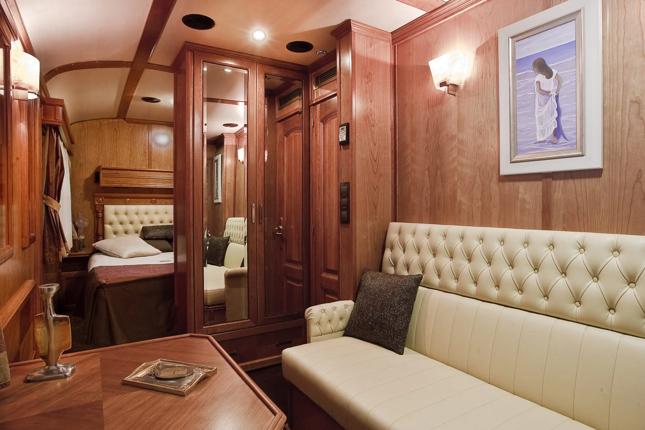 Gran Lujo suite with sitting area on El Transcantábrico